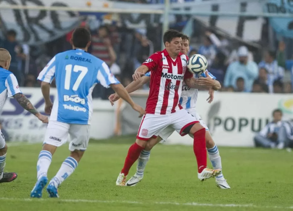 LE PUSO EL PECHO A LAS BALAS. Lenci se bancó los insultos y luego los acalló con un buen gol, en la primera que tocó. LA GACETA / FOTO DE JORGE OLMOS SGROSSO