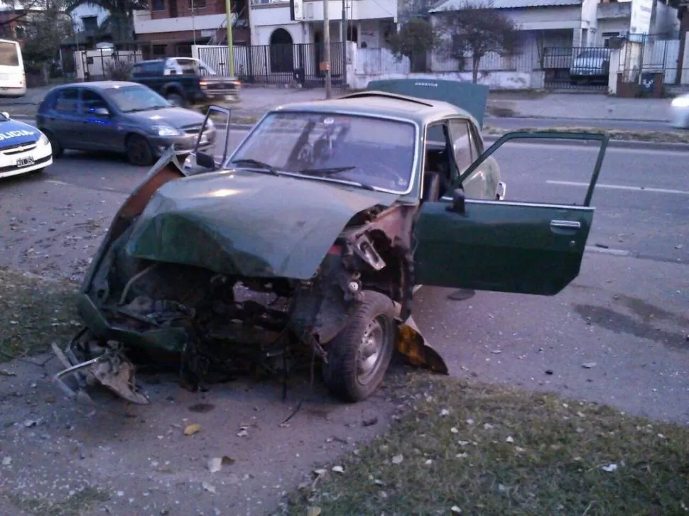 SIN EL MOTOR. El Peugeot 504 se llevó la peor parte en el accidente y quedó con el frente destrozado. fotos gentileza matías valor
