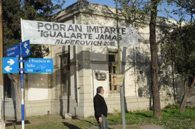 El matrimonio Alperovich en dos pasacalles, pero por separado