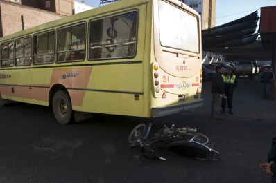Un ómnibus y una moto chocaron en Córdoba al 800