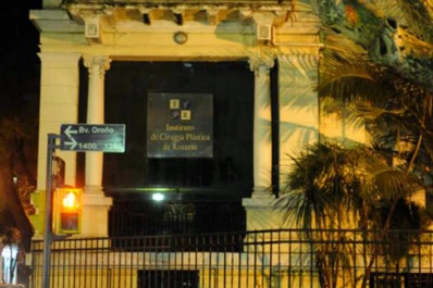 Fue a cambiarse los implantes mamarios y está en coma desde hace 13 días