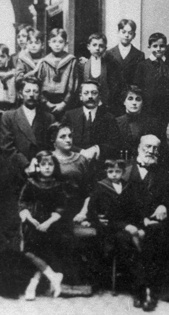CONCILIACIÓN. De pie, a la izquierda, el doctor Napoleón Paz. Sentado, a la derecha, su suegro, el ex gobernador Tiburcio Padilla. Pertenecían a familias enfrentadas en política. la gaceta / archivo