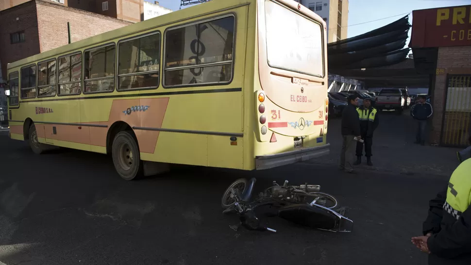 SUSTO. La moto quedó tirada en el suelo. LA GACETA / JORGE OLMOS SGROSSO