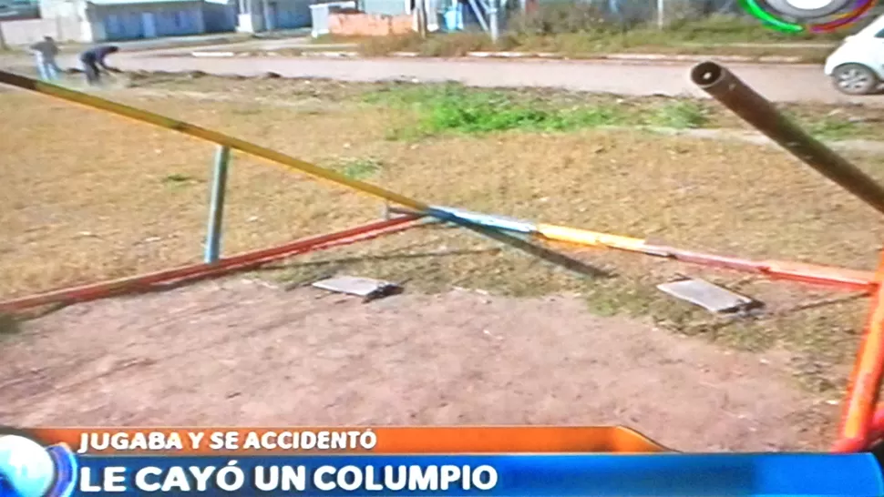 SE VINO ABAJO. La estructura de hierro le cayó en la cabeza a la pequeña. CAPTURA DE TV CANAL 8