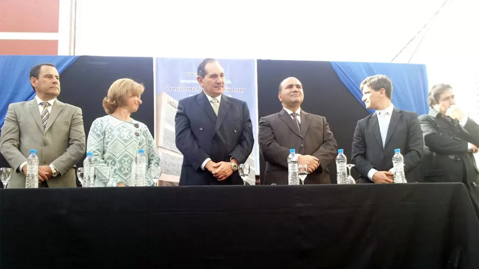 AUTORIDADES. Amado, Rojkés, Alperovich, Manzur, Yedlin y Mansilla encabezaron el acto de inauguración. LA GACETA / FOTO DE GABRIELA BAIGORRÍ VÍA MÓVIL