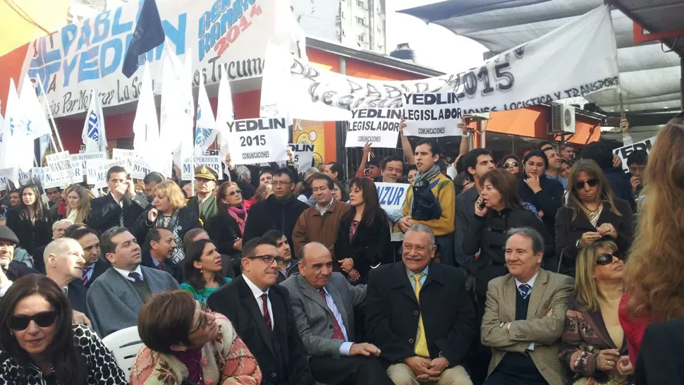 ENTRE LA MULTITUD. Los carteles postulando a Yedlin acapararon la atención. LA GACETA / FOTO DE GABRIELA BAIGORRÍ VÍA MÓVIL