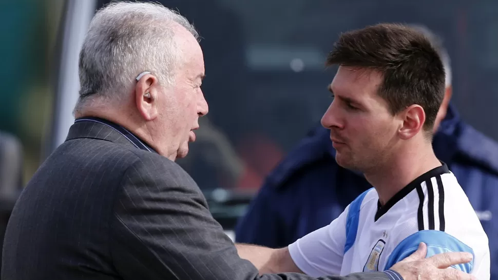 DOLOR Y DESPEDIDA. Nuestro Presidente de la AFA, Julio Grondona, nos ha dejado. Quiero mandar mis condolencias y un abrazo muy grande a todos sus familiares y amigos, dijo en su cuenta de Facebook Lionel Messi, quien vendrá a Buenos Aires a despedir a Grondona.