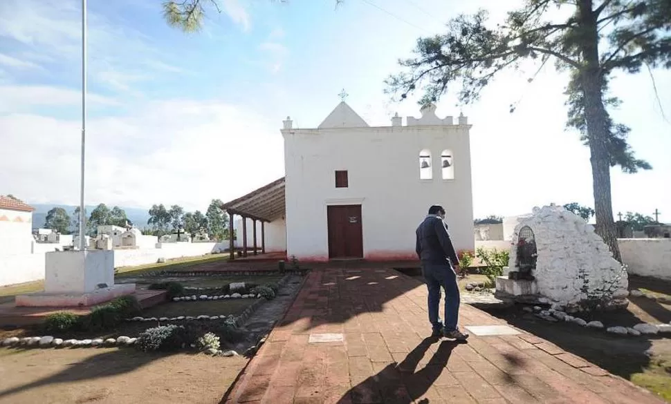 MISA. La capilla recibe a los niños para la ceremonia de confirmación. 