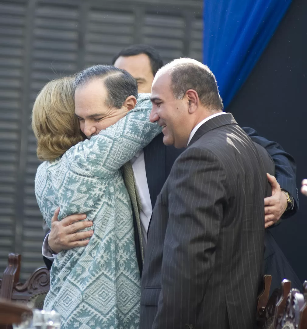 LARGO ABRAZO. Rojkés saludó con entusiasmo a Alperovich luego de su discurso; a su lado, Manzur sonríe. LA GACETA / FOTO DE JORGE OLMOS SGROSSO