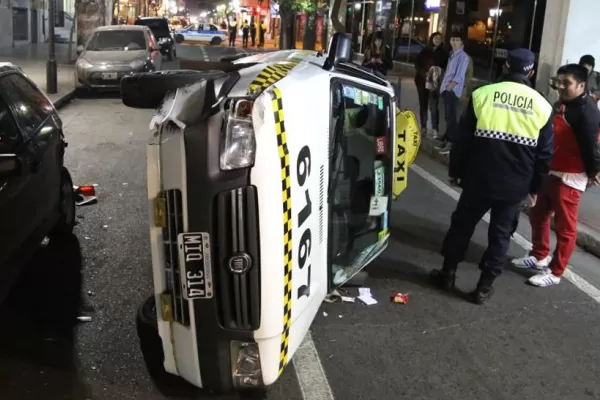 Chocó a un auto estacionado y volcó en pleno centro