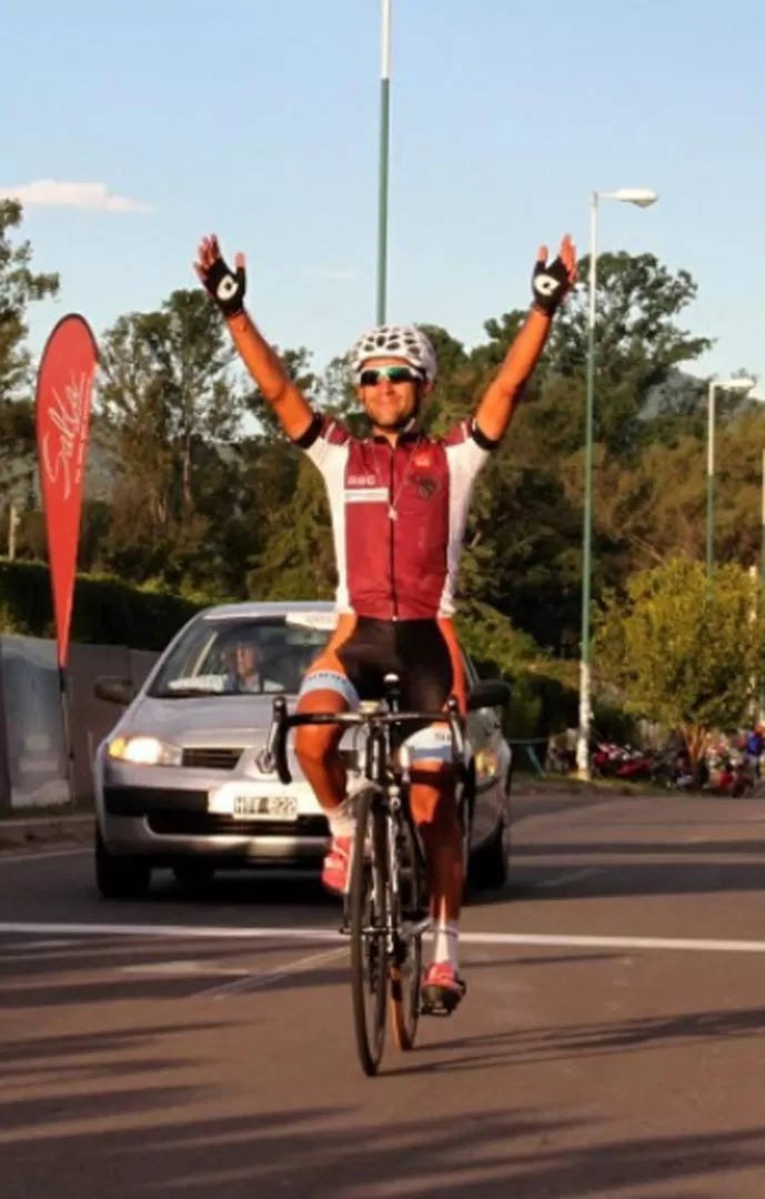 PRESENCIA ESPECIAL. Daniel Díaz corre el sábado en las calles de Lomas de Tafí. 