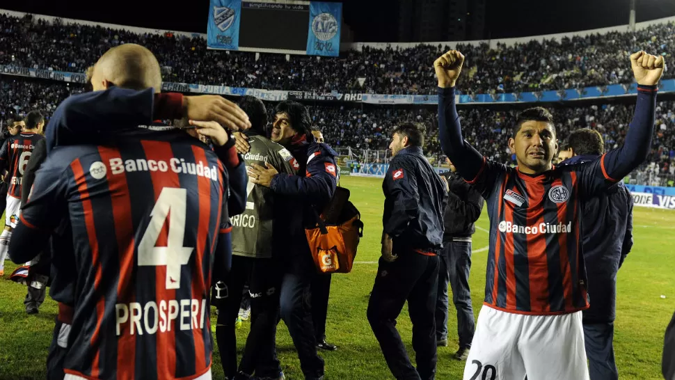 DE FESTEJO. Los jugadores de San Lorenzo celebran en Bolivia el pasaporte a la final de la Copa Libertadores. TELAM