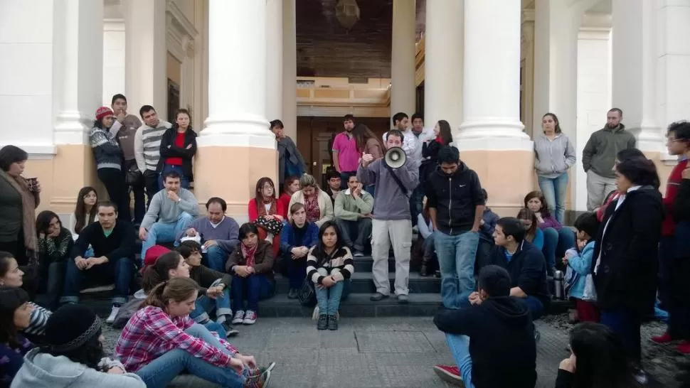 MEDIDA. Los estudiantes ratificaron en asamblea la toma del Rectorado. gentileza Vialibre Libertad