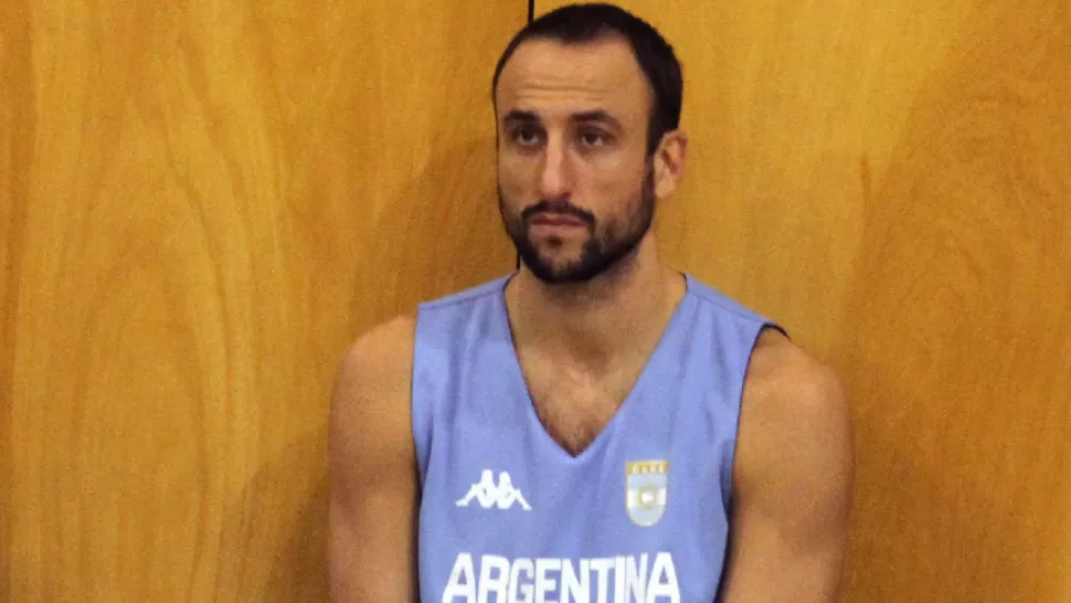 RECORD. A lo largo de su carrera, Ginóbili, de 37 años, actuó en 107 encuentros oficiales con el seleccionado argentino, con una media de 15 puntos; 2,7 asistencias y 2,6 rebotes. DYN