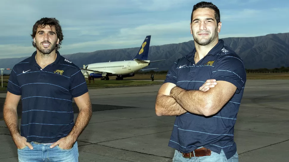 PUMAS EN LA MONTAÑA. Juan Fernández Lobbe y Juan Manuel Leguizamón, dos de los 29 Pumas que llegaron a Catamarca para jugar contra Grenoble, el sábado en el Bicentenario. PRENSA UAR