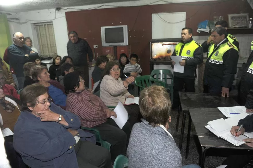 TENSIÓN. Los vecinos cruzaron duras palabras con los oficiales de la Policía. la gaceta / foto de antonio ferroni