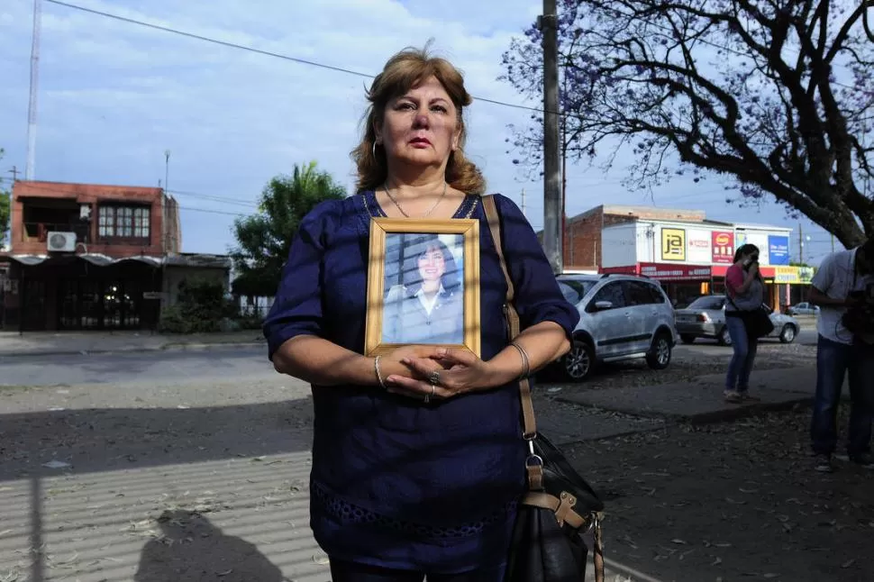 BUSCA A SU HERMANA. Liliana Argañaraz con la foto de “Betty”. la gaceta / foto: analía jaramillo (archivo)