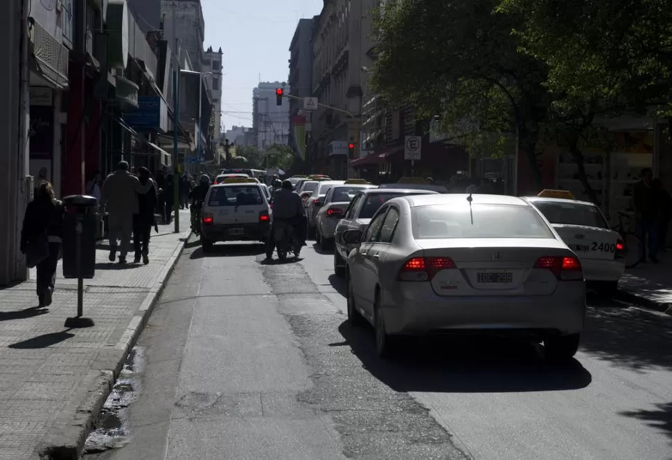 CAOS. El embotellamiento es una postal cotidiana en la Buenos Aires. la gaceta / foto de jorge olmos sgrosso 