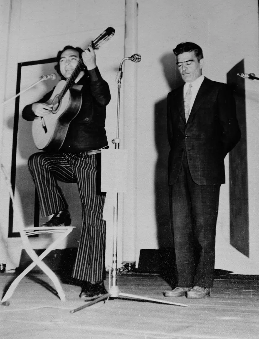 SÍMBOLOS DEL ARTE. Argentino Luna con su voz y su guitarra junto a Manuel Aldonate, el poeta de Monteros. LA GACETA / FOTOS DE OSVALDO RIPOLL Y DE ARCHIVO 