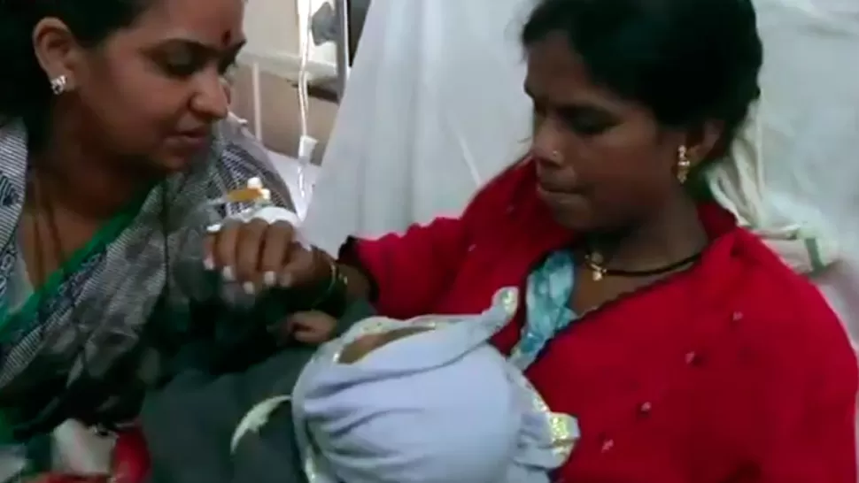 MILAGRO. El pequeño Rudra estaba siendo amamantado cuando se produjo el alud. CAPTURA DE VIDEO