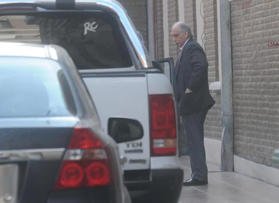 ÚLTIMO DÍA COMO FISCAL. Albaca, ayer, en el estacionamiento reservado para los magistrados del fuero penal. FOTOS LA GACETA