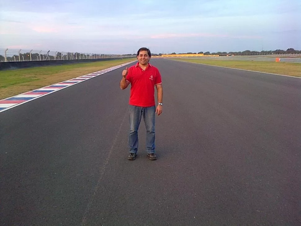 UNA PISTA SOLO PARA MI. Lucas Mohamed en un alto de su caminata. 