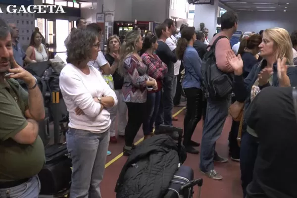Numerosas quejas de pasajeros por la reprogramación de vuelos desde Tucumán hacia Aeroparque