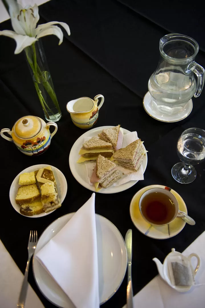 LA REGLA. Esta es la disposición correcta de una mesa de té: la taza hacia el ángulo derecho superior y debajo el plato de soporte. la gaceta / fotos de jorge olmos sgrosso