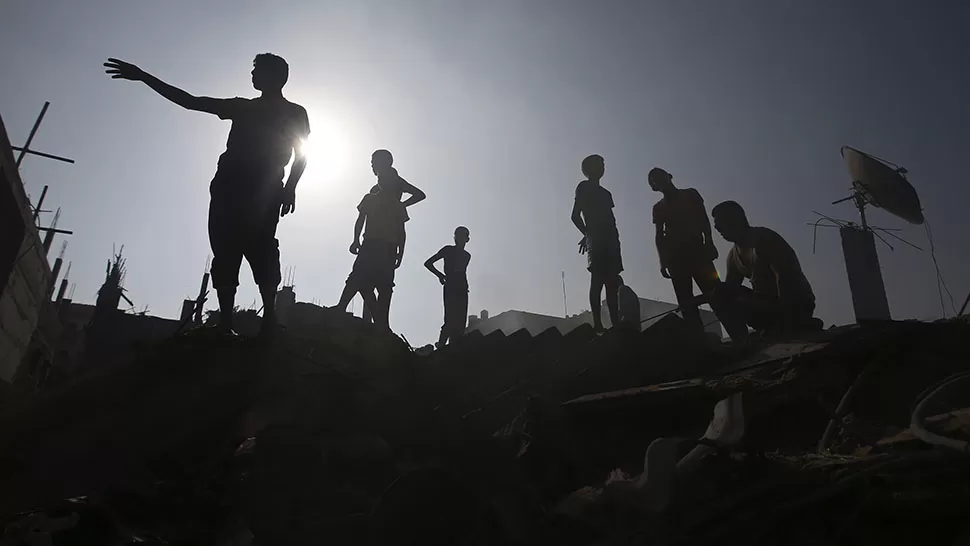 DESASTRE. Un grupo de palestinos observa los restos de sus casas. FOTO REUTER. 