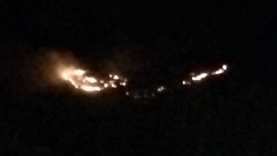 LLAMAS EN LA NOCHE. Así se veía esta noche el fuego en el cerro Muñoz. LA GACETA