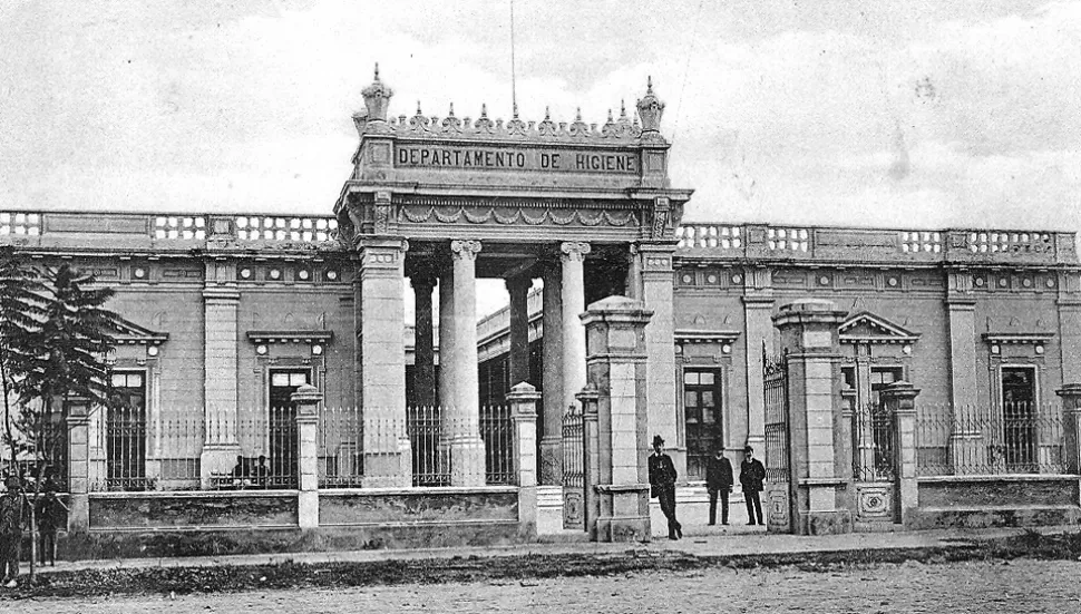 LA CASA DE TERÁN. Fachada del edificio de la calle Ayacucho, en una fotografía tomada en la década de 1910, cuando era sede del Departamento de Higiene 
