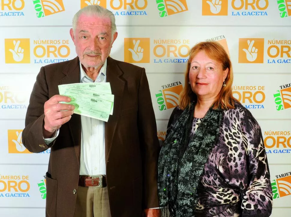 CON LOS CHEQUES EN LA MANO. Raymundo Sosa cobró el pozo acumulado acompañado por su hija Silvia. la gaceta / foto de maría silvia granara