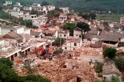 Un sismo de 6,3 grados dejó más de 350 muertos en China