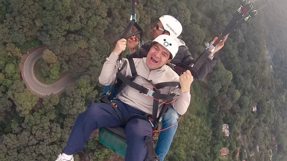 EMOCIÓN ANTE TANTA BELLEZA. Así vivió Miguel su vuelo en parapente. CAPTURA DE VIDEO GENTILEZA DE MARIO MARTÍN SUELDO