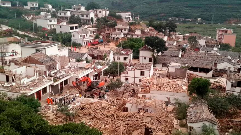 DESESPERACION. Miles de personas buscaban refugio luego del movimiento sísmico que destrozó el poblado de Longtoushan. REUTERS