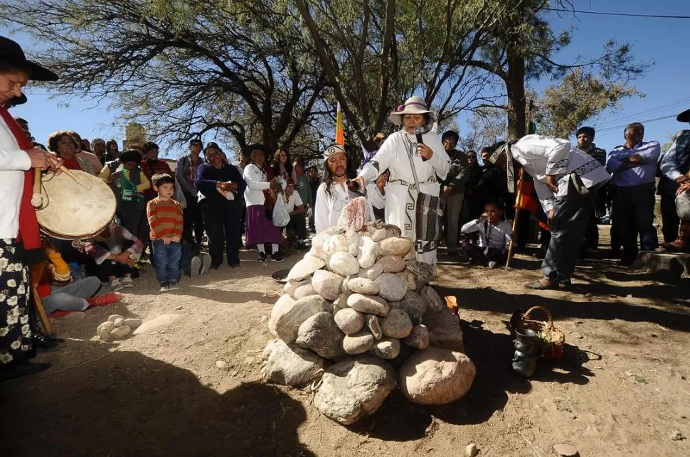 TRADICION. Como todos los años, los lugareños renovaron sus votos con la Pachamama. Numerosos turistas acompañaron las tres jornadas rituales. LA GACETA / FOTO DE OSVALDO RIPOLL