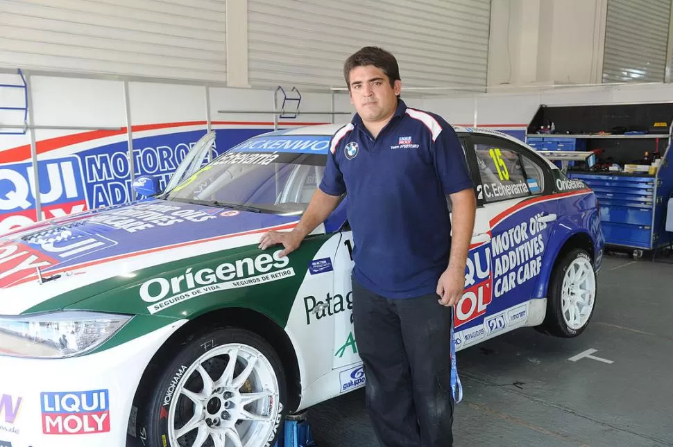 ORGULLOSO. El mecánico hizo amistad con el piloto neuquino hace siete años; lo citaron de urgencia y no dudó en ir. LA GACETA / FOTO DE HÉCTOR PERALTA (ENVIADO ESPECIAL)