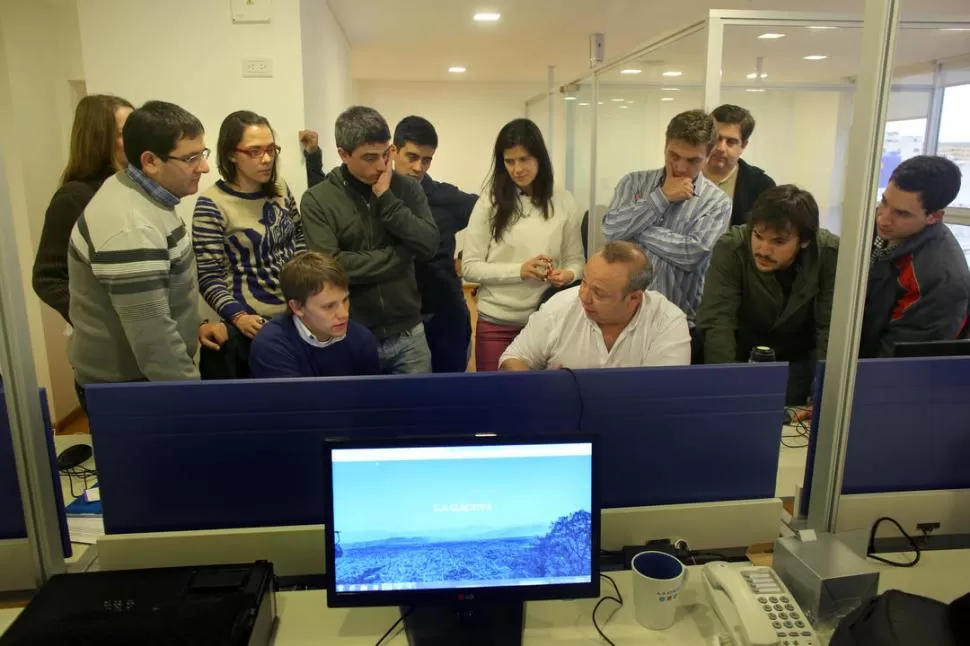 EN LA REDACCION DE SALTA, BUENOS AIRES 135. El equipo de periodistas salteños revisa con nuestro editor de LAGACETA.com Juan Manuel Montero, detalles de la puesta a punto de lagacetasalta.com. LA GACETA / FOTOS DE JUAN PABLO SÁNCHEZ NOLI