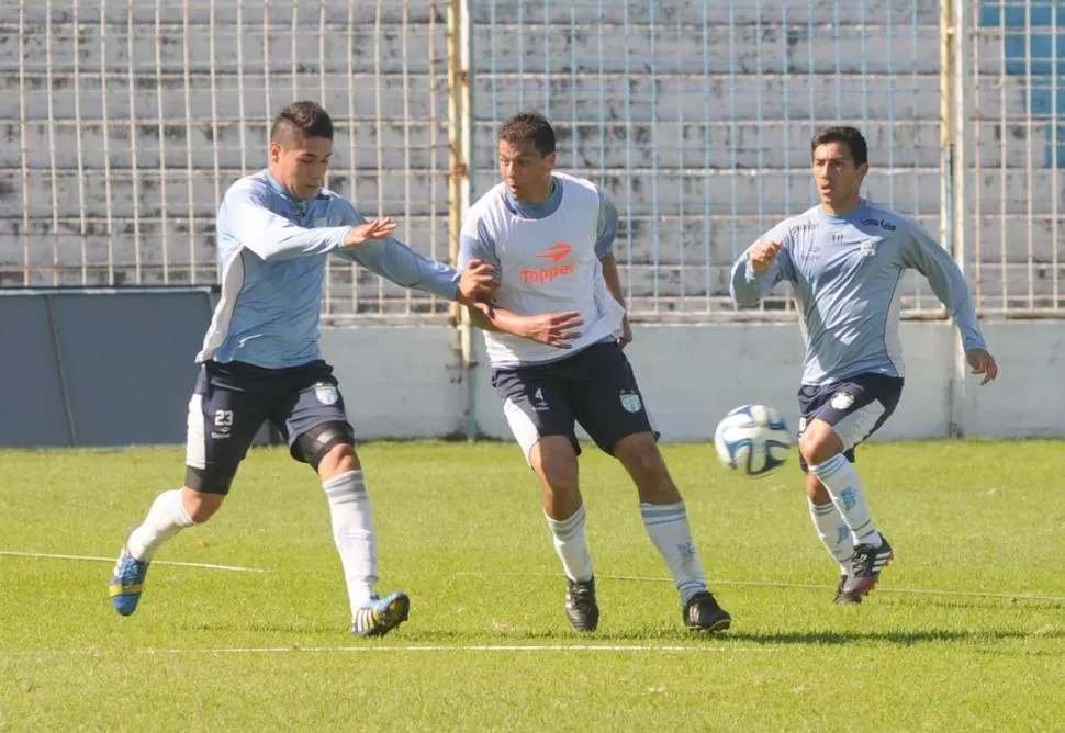 APOYO. Acosta llega para socorrer a Valdez, que es asediado por Eduardo Casais. “Bebé” tuvo un buen desempeño entre los suplentes que cayeron 2 a1 contra los titulares que seleccionó ayer el cuerpo técnico. LA GACETA / FOTO DE MARÍA SILVIA GRANARA