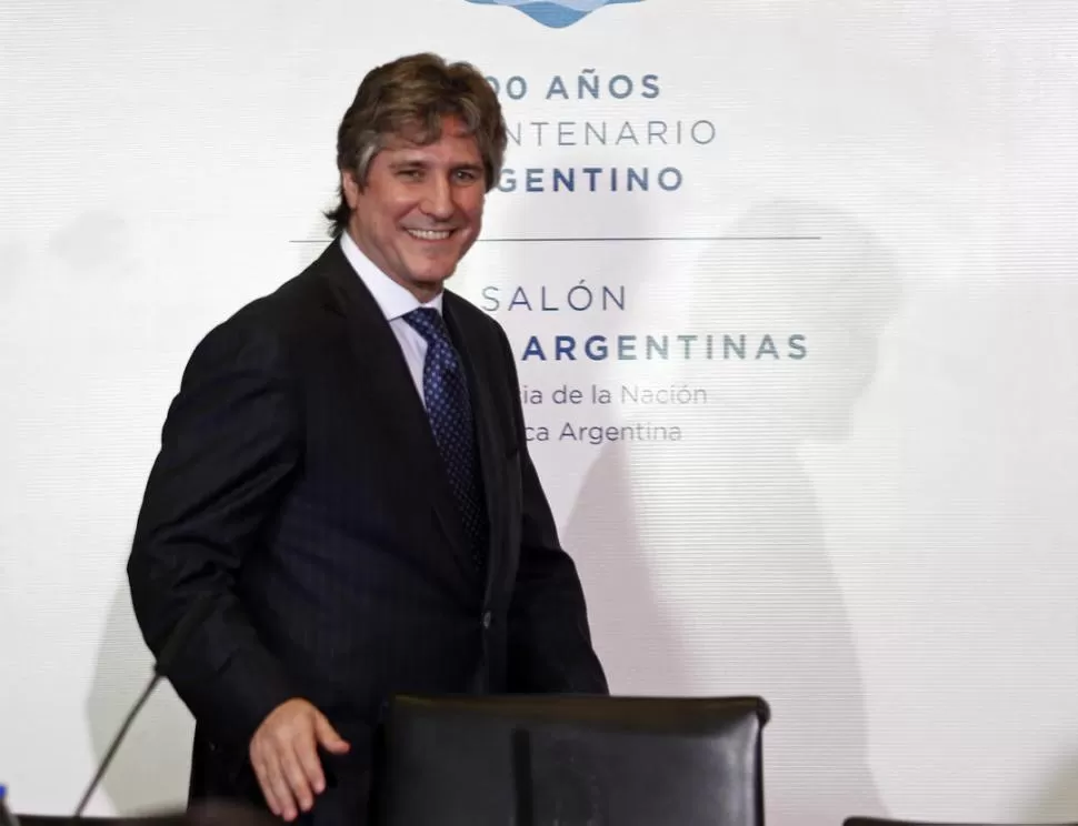 APOYO MILITANTE. Al vapuleado Amado Boudou lo sostiene la propia Presidenta, que ordenó hacer un acto de desagravio para alentar al vice. REUTERS