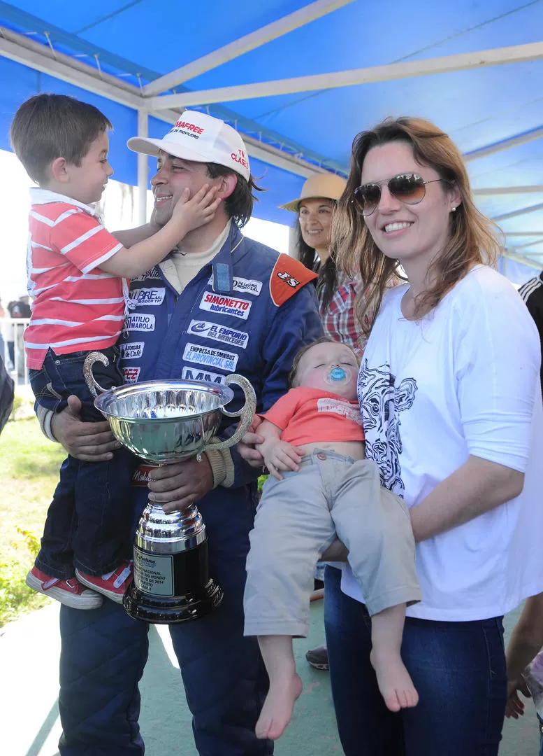 CON SU FAMILIA. “Luquitas” le toma el rostro a su papá, y su mamá Marianela tiene en brazos a su hermano, Selim.  