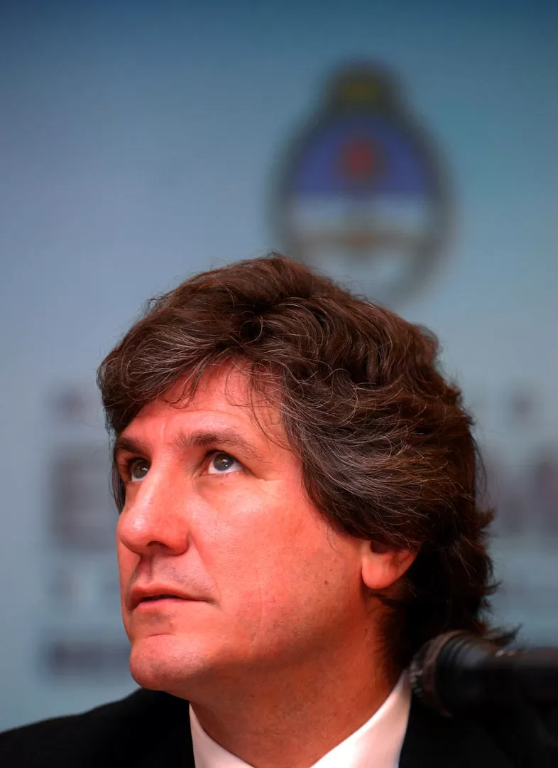 ESPERA UNA AYUDA. Boudou mira al cielo, mientras espera que avancen las investigaciones en su contra. dyn (archivo)