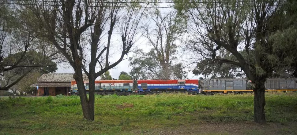 EN ACCIÓN. Una formación de carga, con dos máquinas diesel retorna desde Retiro. Cada vez que un tren atraviesa la estación en Aráoz la nostalgia interrumpe las largas siestas de esta localidad fronteriza a Santiago del Estero. 