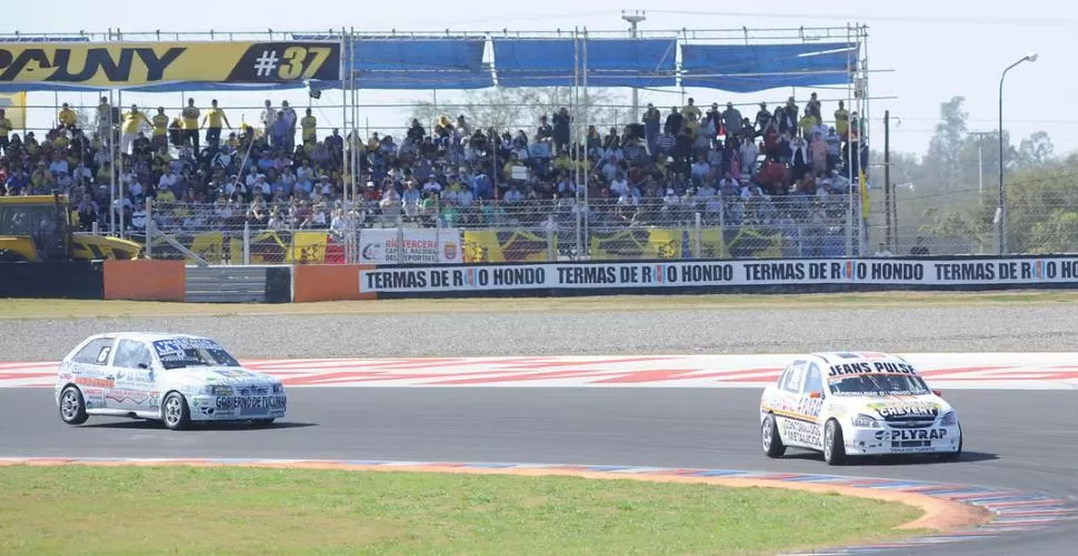 METROS FINALES. Lucas Mohamed ataca la posición de Ever Franetovich. El santafesino impuso su ritmo y terminó por ganar la carrera, con un tiempo de 34’28”891. 