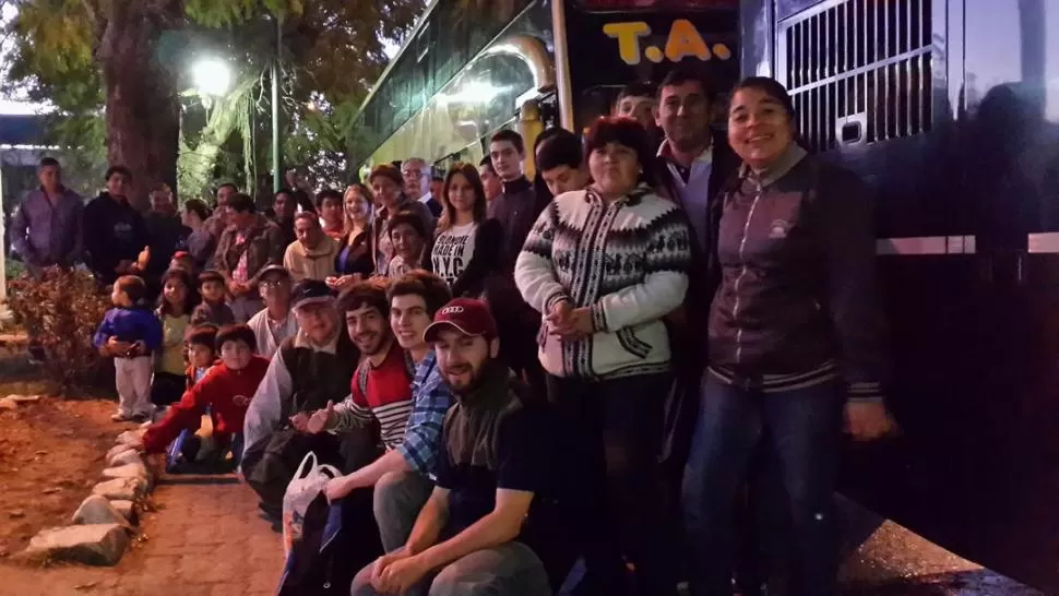 A LAS 8. Parte del grupo que se reunió ayer en Yerba Buena para viajar a Las Termas a alentar a sus ídolos del automovilismo. 