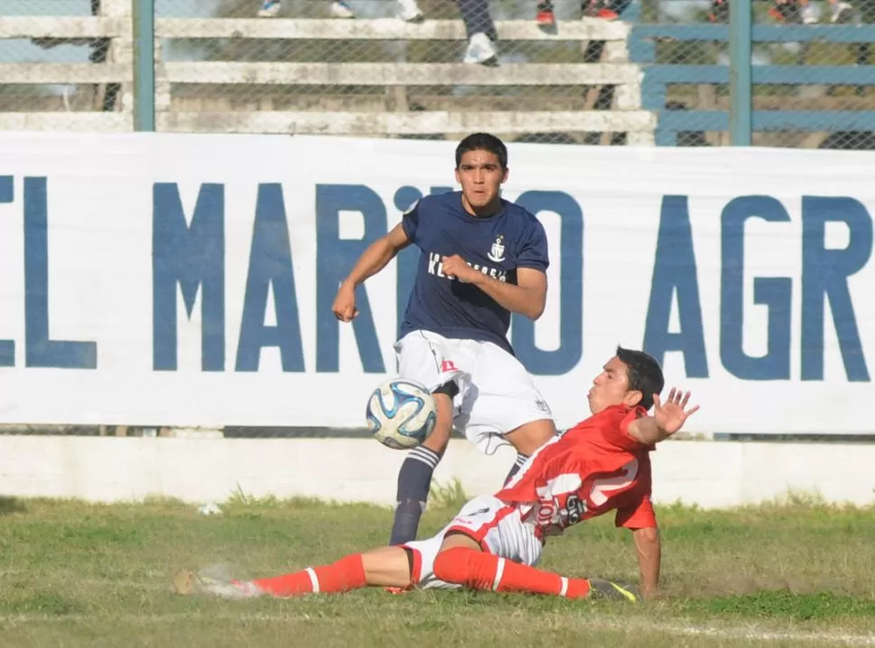 AL PISO. Rolando Serrano trata de cubrir el remate de Jorge Ibarra, de Brown. “Chopy” tuvo su chance de ser titular. LA GACETA / FOTO DE MARÍA SILVIA GRANARA