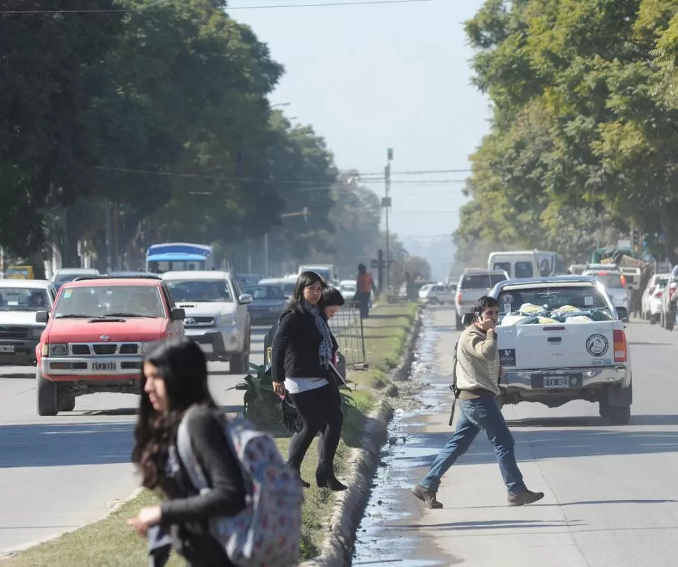 ACTO DE ARROJO. A la hora de cruzar la avenida Aconquija, los peatones tienen que tomar valor y ser muy cuidadosos para evitar accidentes. la gaceta / fotos de hector peralta