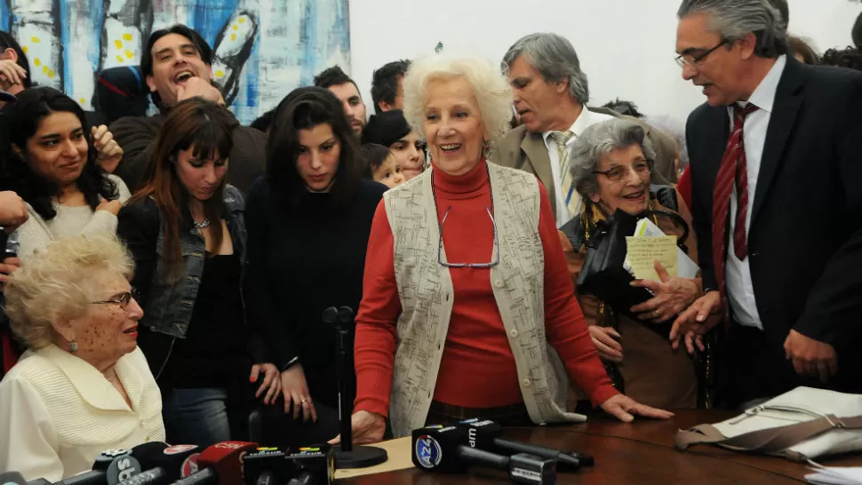 EMOCIÓN. La titular de Abuelas de Plaza de Mayo, Estela de Carlotto sintetizó esta tarde la emoción que recibió al saber de la recuperación de su nieto Guido. TÉLAM