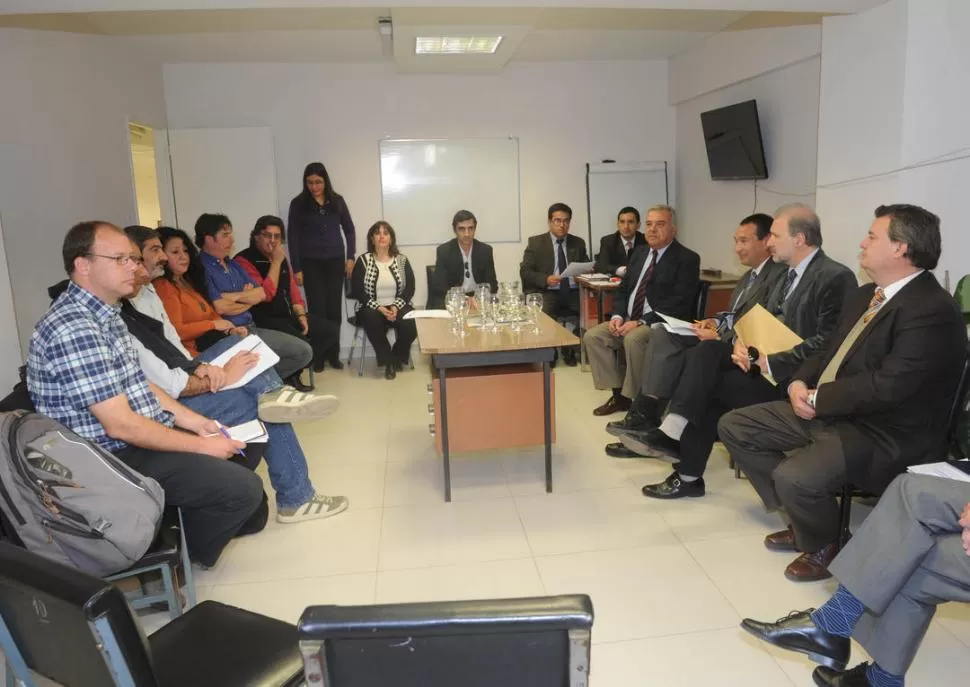 DIÁLOGO. La delegada local de Trabajo, María José Rubiol (al centro, sentada), encabezó la audiencia entre los docentes, la UNT y Educación de la Nación. la gaceta / foto de antonio ferroni