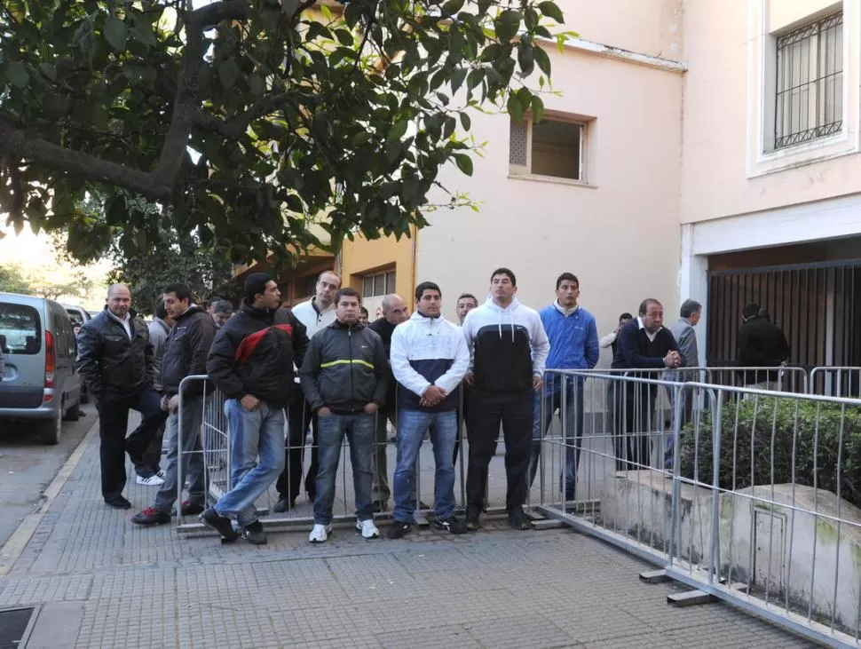 VALLAS. Autoridades ingresaron al Rectorado por La Madrid, y luego personal de seguridad quedó cuidando el acceso. la gaceta / foto de maría silvia granara